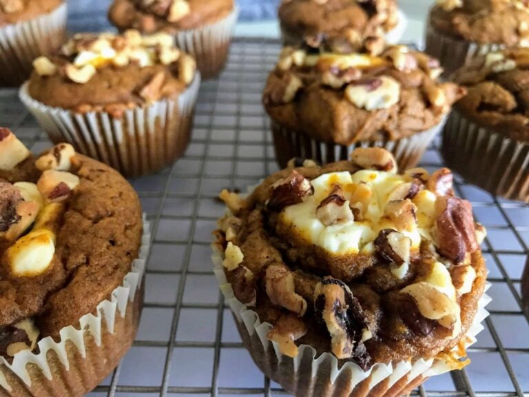 healthy pumpkin cream cheese muffins.